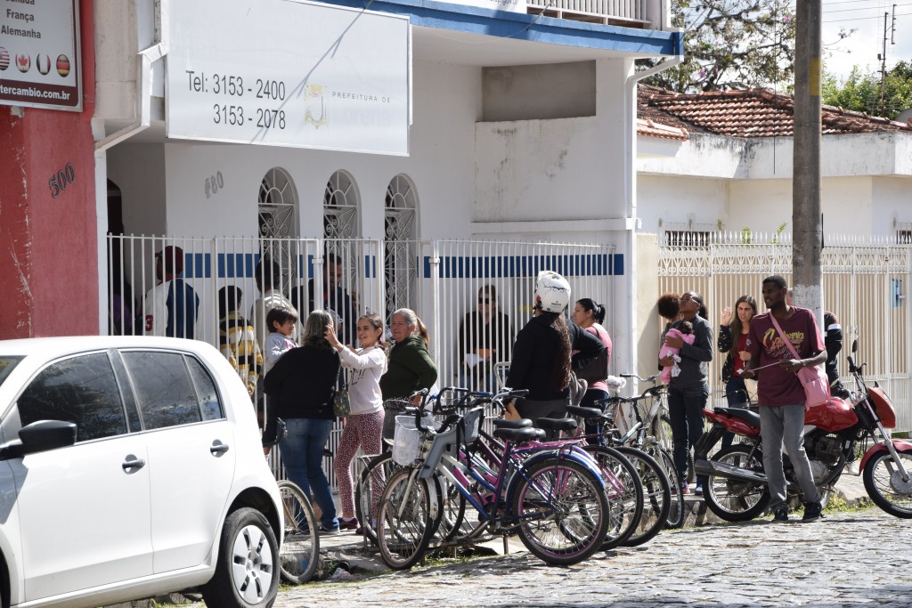 Fila em frente à sede do Fundo Social em busca de vagas para curso de qualificação (Foto: Jéssica Dias)
