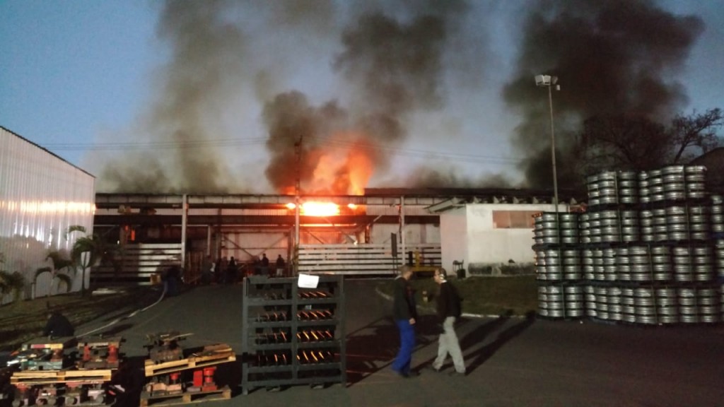 Incêndio na manhã desta terça-feira, que assustou funcionários da Maxion e moradores de Cruzeiro (Foto: Reprodução)