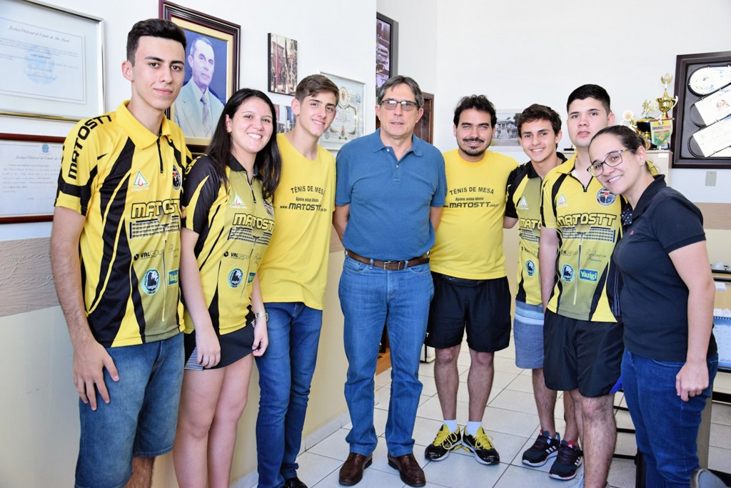 O prefeito Fábio Marcondes (centro) posa com equipe de tênis de mesa de Lorena; cidade vai investir no reforço da estrutura do esporte (Foto: Reprodução)