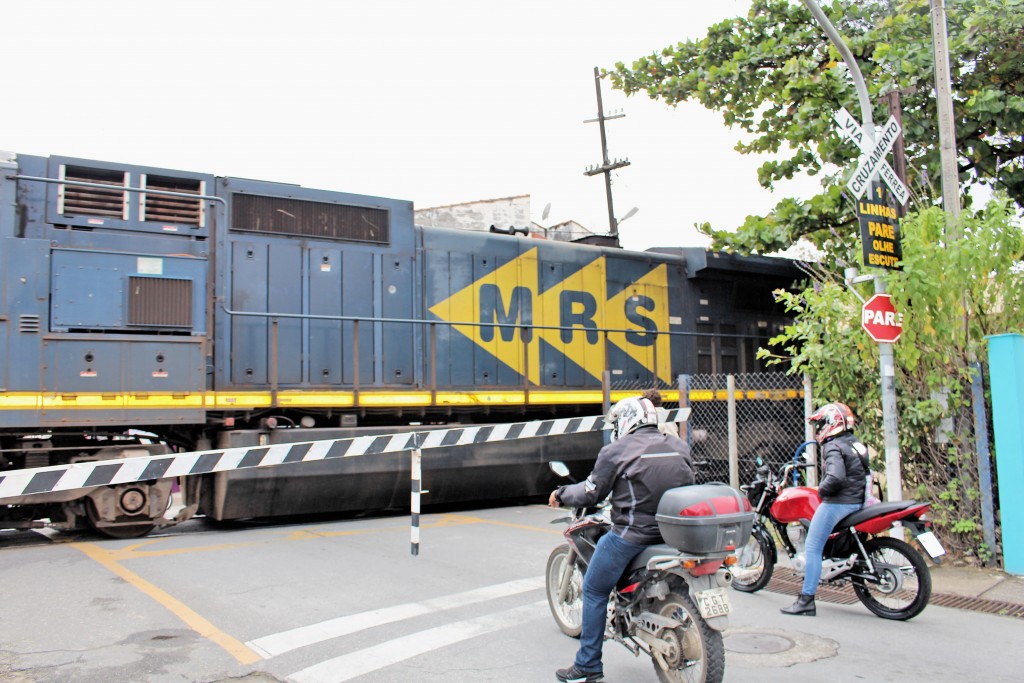 Motociclistas aguardam passagem de trem em rua no Centro de Guará; MRS investe nas cidades da região (Foto: Juliana Aguilera)