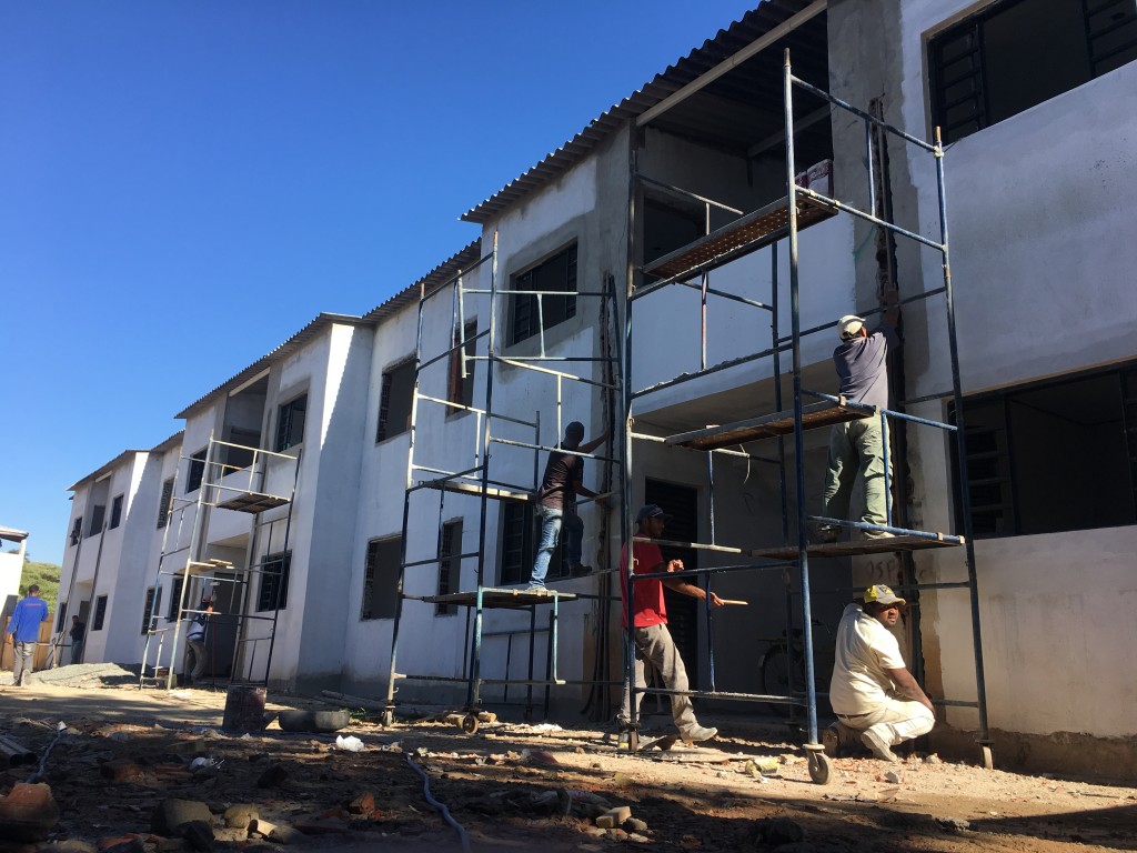 Funcionários de empresa contratada trabalham na retomada de construção de conjunto habitacional (Foto: Jéssica Dias) 