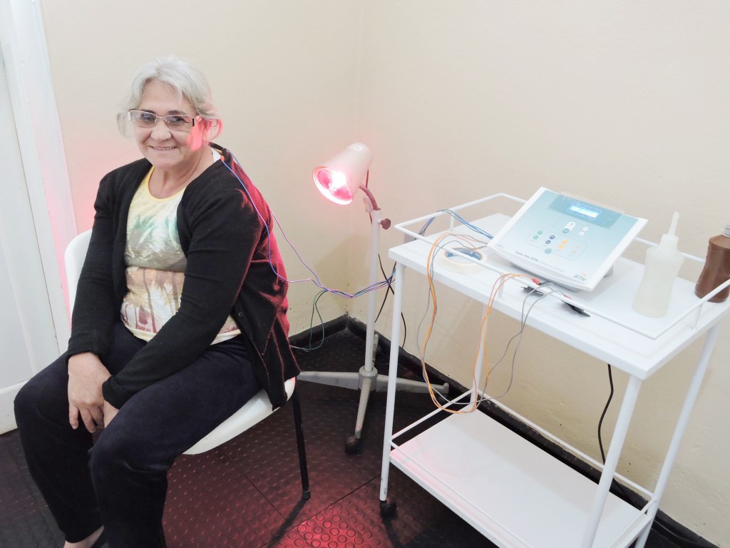 Paciente atendida pelo sistema de fisioterapia em Silveiras; serviço recebe reforço para reforçar rede pública (Foto: Divulgação)