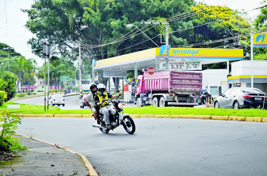 Mototaxista transporta passageiro por rua do Centro de Guaratinguetá; regulamentação do serviço passa por novo debate com audiência na Câmara, marcada para esta semana (Colaboração)