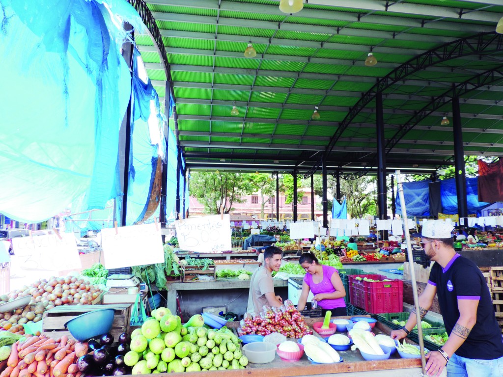 Espaço ocupado por feirantes, ao lado do Mercado Municipal de Pinda; galpão deve ganhar reestruturação (Foto: Arquivo Atos)