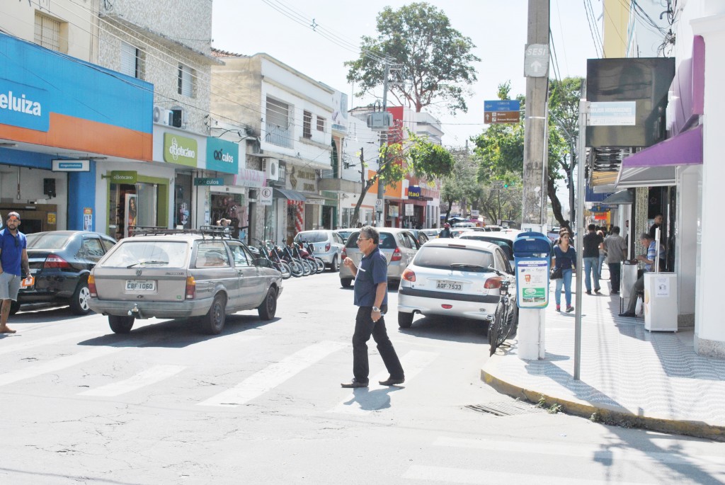Pedestres dividem espaços com motoristas pelas ruas de Cruzeiro; cidade debate zona azul, enquanto problemas no trânsito seguem em pauta  (Foto: Andreah Martins)