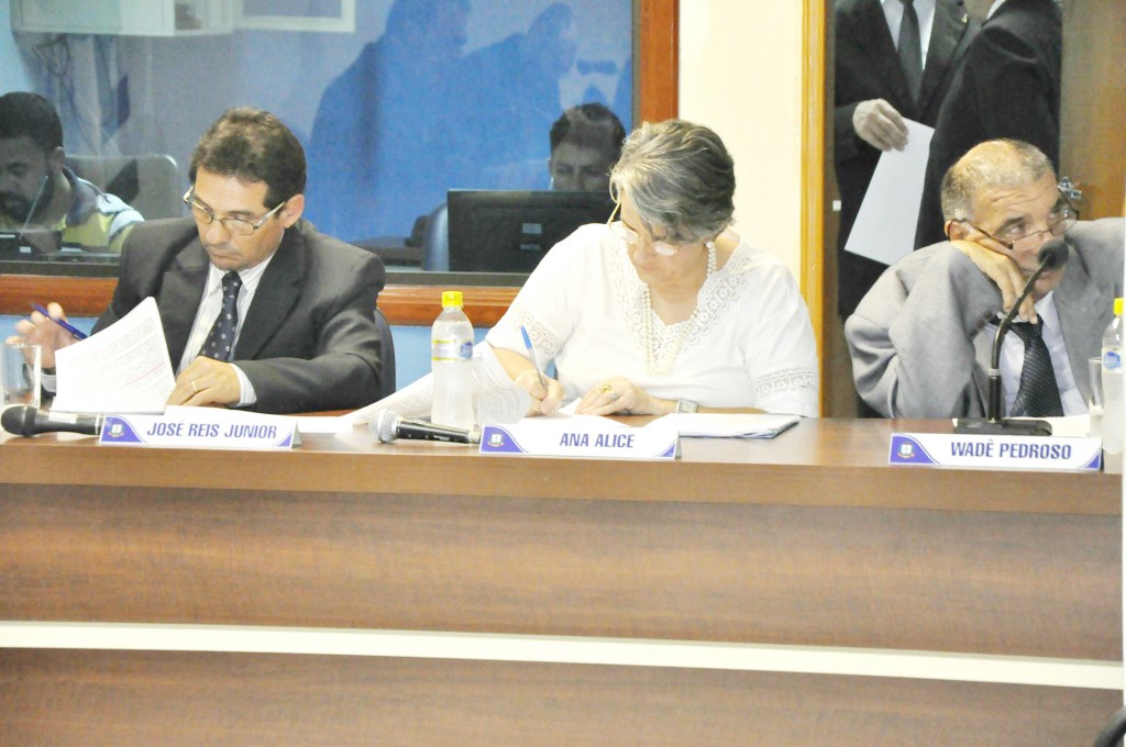 Dudu e Ana Alice, durante sessão na Câmara de Aparecida; vereadores de oposição são alvos de denúncias (Foto: Reprodução) 