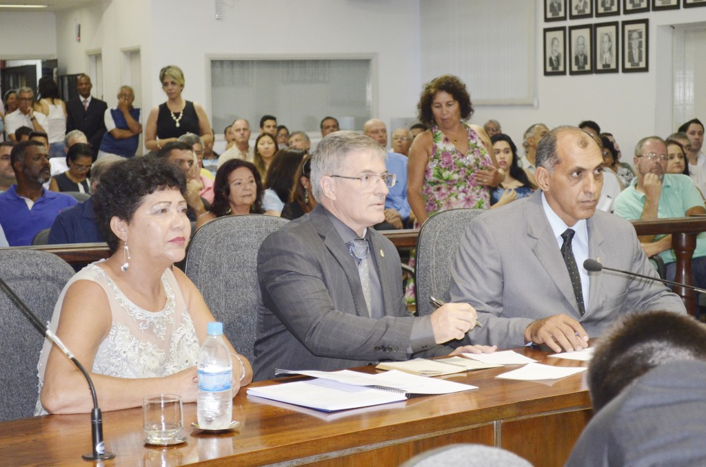 A bancada emedebista, que foca Tia Cleusa, Fabrício Dias e Décio Pereira, no primeiro momento divergiram sobre eleição antecipada (Foto: Arquivo Atos)