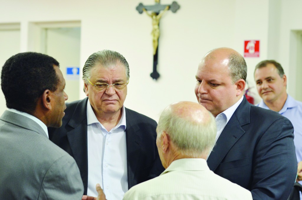 Nei Carteiro (esquerda), Antônio Foschini e Christiano Foschini, após sessão na Câmara de Guaratinguetá (Foto: Leandro Oliveira)