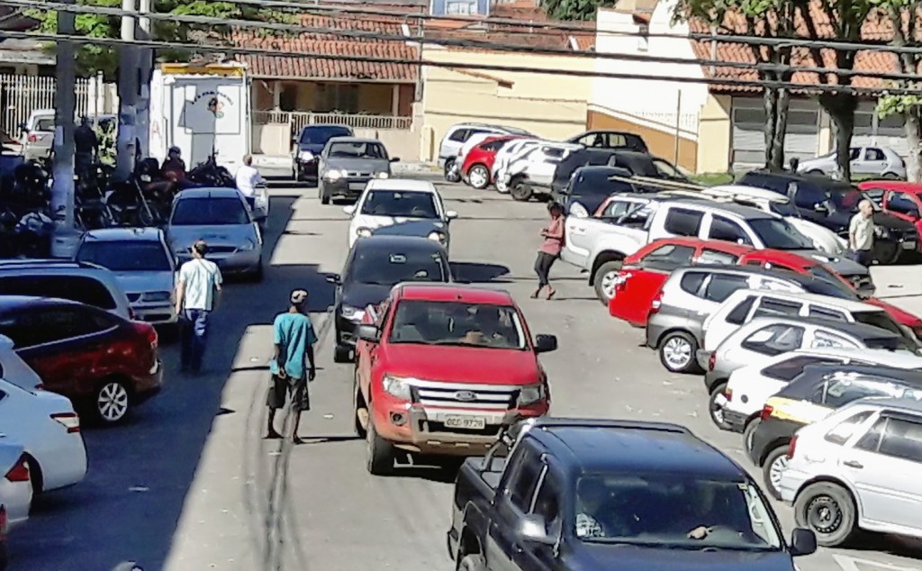 Flanelinhas nas ruas de Guaratinguetá; Prefeitura deve intensificar fiscalização na cidade (foto: Arquivo Atos)