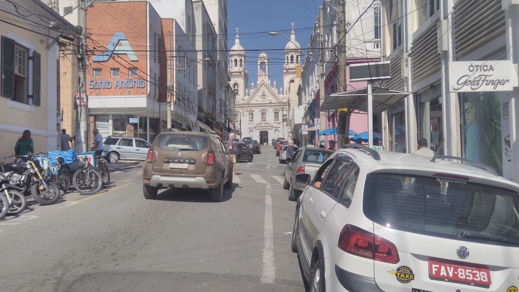 Ponto de táxi no Centro de Guará, em área de movimentação de turistas religiosos; cidade vota mudanças e debate novos sistemas de transporte (Foto: Francisco Assis)
