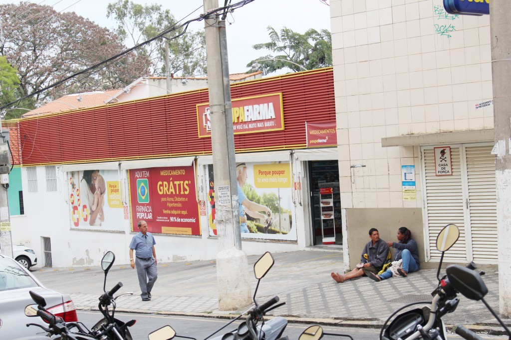 Dupla para em calçada próxima à farmácia no Centro de Guará; lojistas relatam problemas corriqueiros (Foto: Juliana Aguilera)