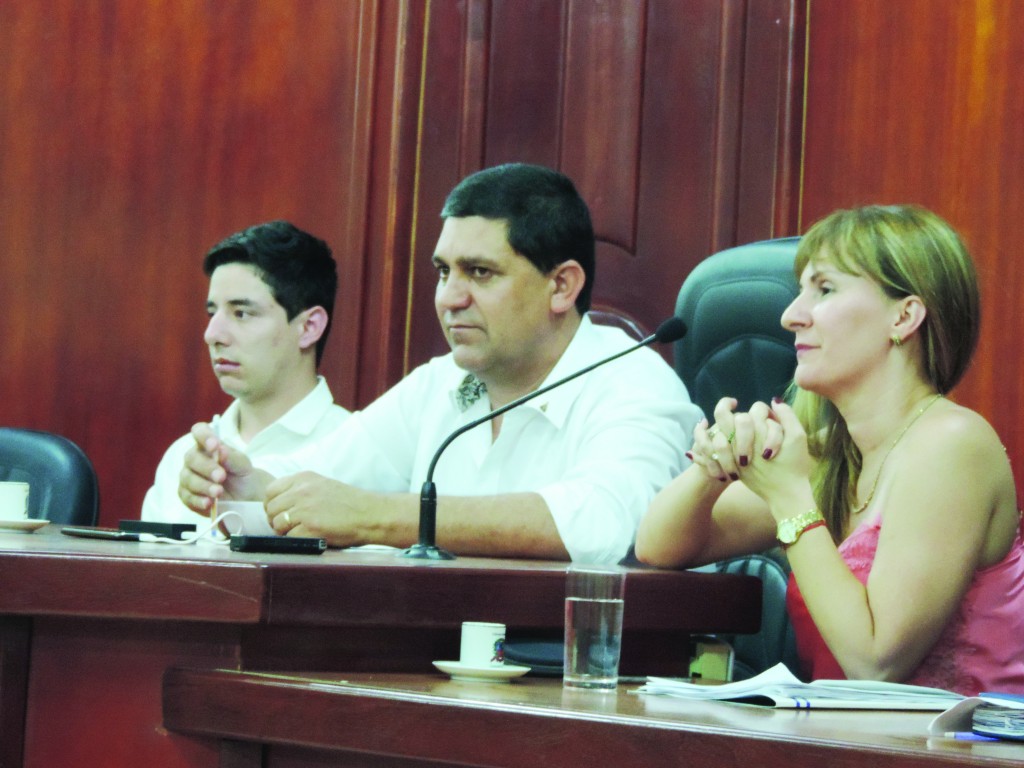 Entre o vereador Breno Anaya e a secretária, Gisely Fernandes, o prefeito Edson Mota, que rescindiu contrato (Foto: Rafaela Lourenço)