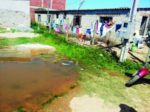 Moradores de casas no Santa Edwiges, em Aparecida, um dos exemplos de falhas de saneamento no Vale (Foto: Arquivo Atos)