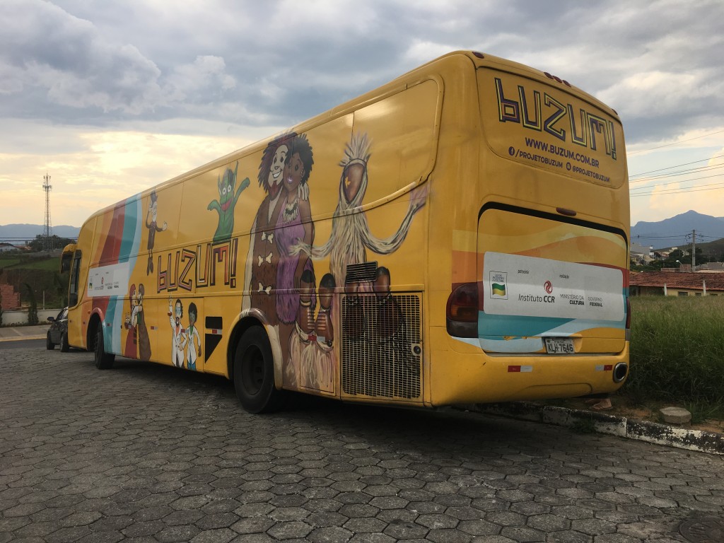 Ônibus do BuZum, estacionado em Cachoeira Paulista; cidade é um dos pontos do projeto nesta semana (Foto: Jéssica Dias)