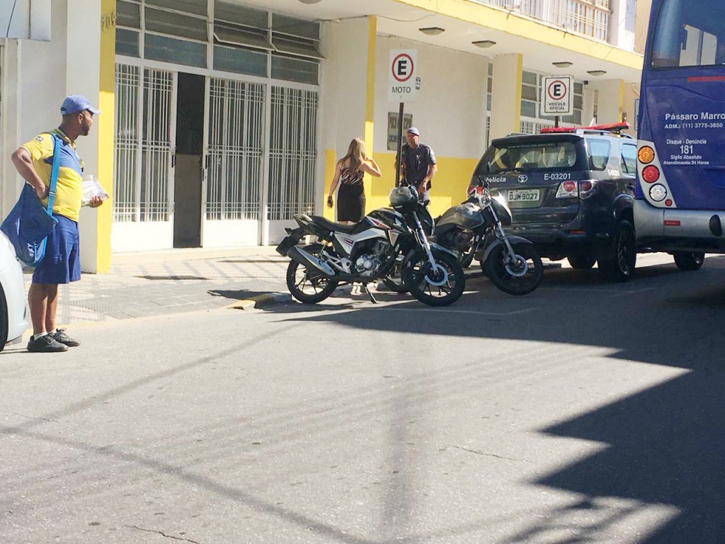 Viaturas da Polícia em frente à sede da Prefeitura de Cachoeira Paulista; operação investiga Instituto por esquema de licitação da Saúde (Foto: Jéssica Dias)