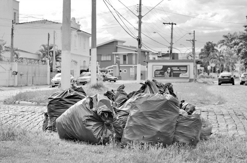 Terreno do Beira Rio 2 com acúmulo de lixo; com série de reclamações, moradores do bairro esperam por ampliação da estrutura da coleta comandada pela Codesg (Foto: Juliana Aguilera)