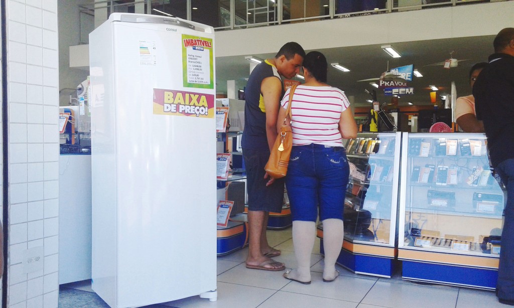 Casal vai às compras em loja de Lorena; região tem campanhas para incentivar acordos no Serasa (Foto: Arquivo Atos)
