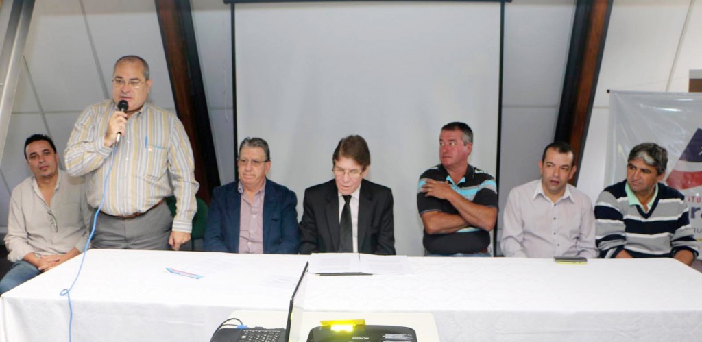 Reunião de apresentação do contrato para nova creche, durante o governo de Francisco Carlos, em Guará (Foto: Reprodução PMG)