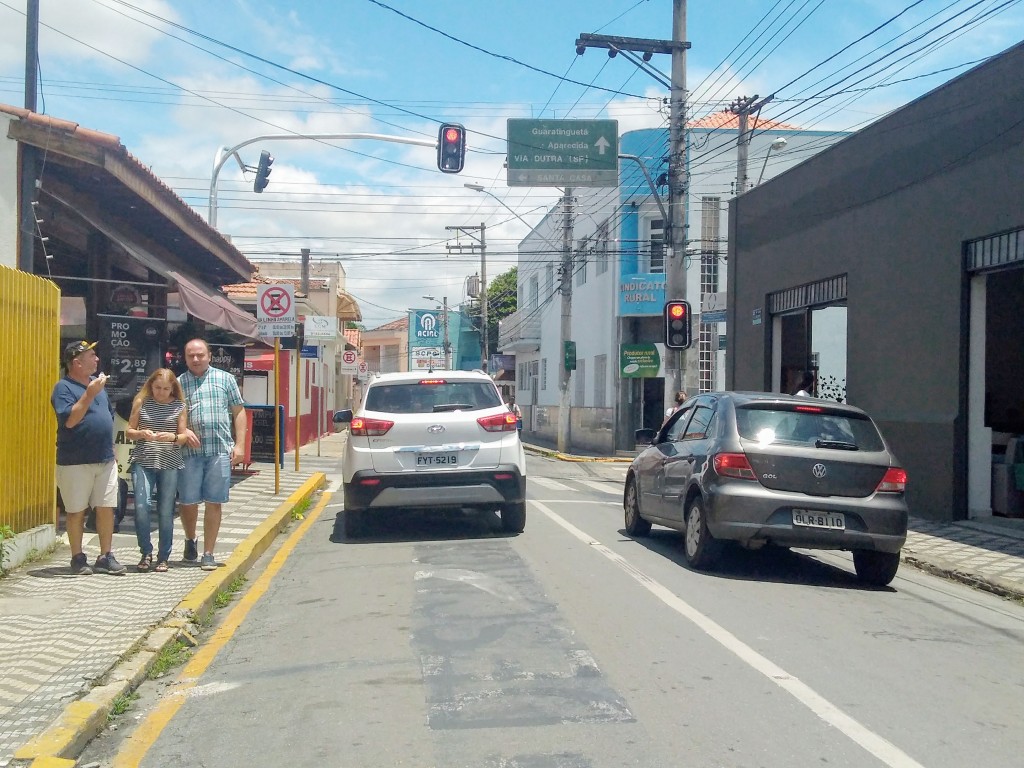 Rua da região central de Lorena que recebeu melhorias como a instalação de semáforos, na última semana (Foto: Lucas Barbosa)