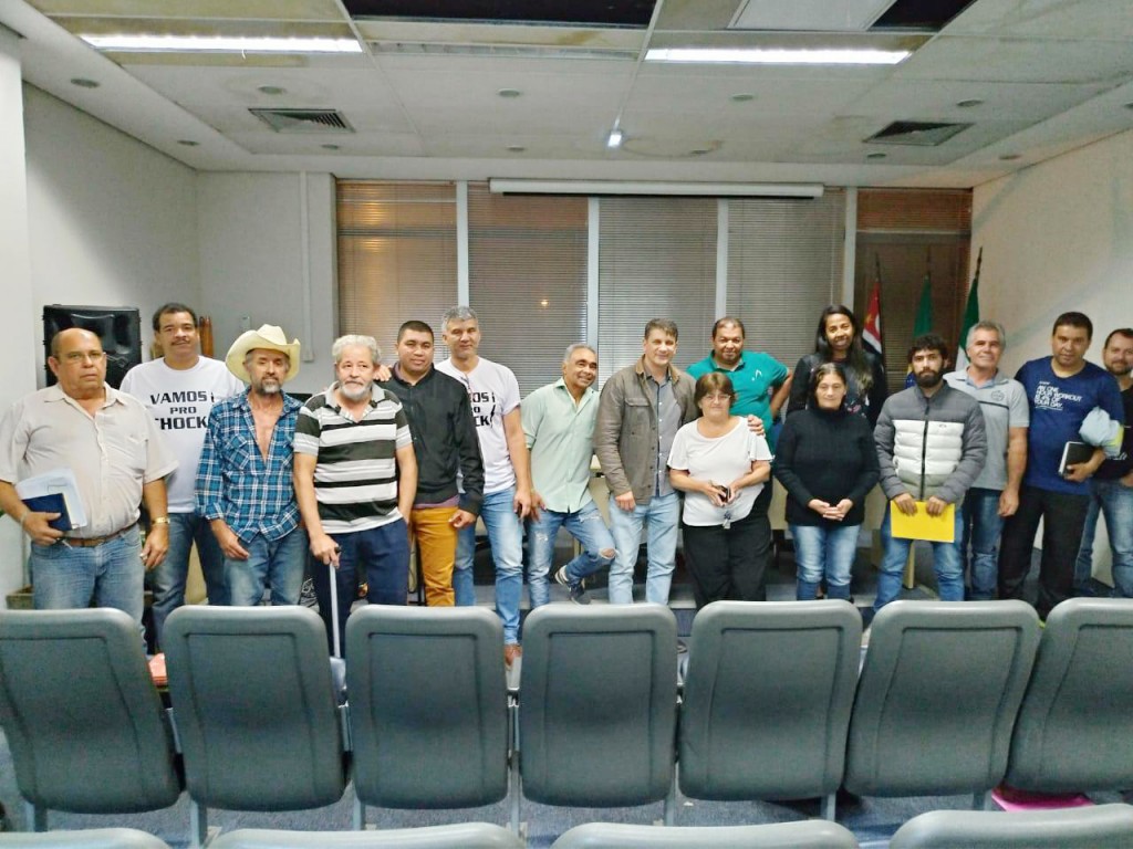 Reunião entre o prefeito de Pindamonhangaba, Isael Domingues, e representantes de bairros para debater principais demandas para 2019 (Foto: Divulgação PMP)