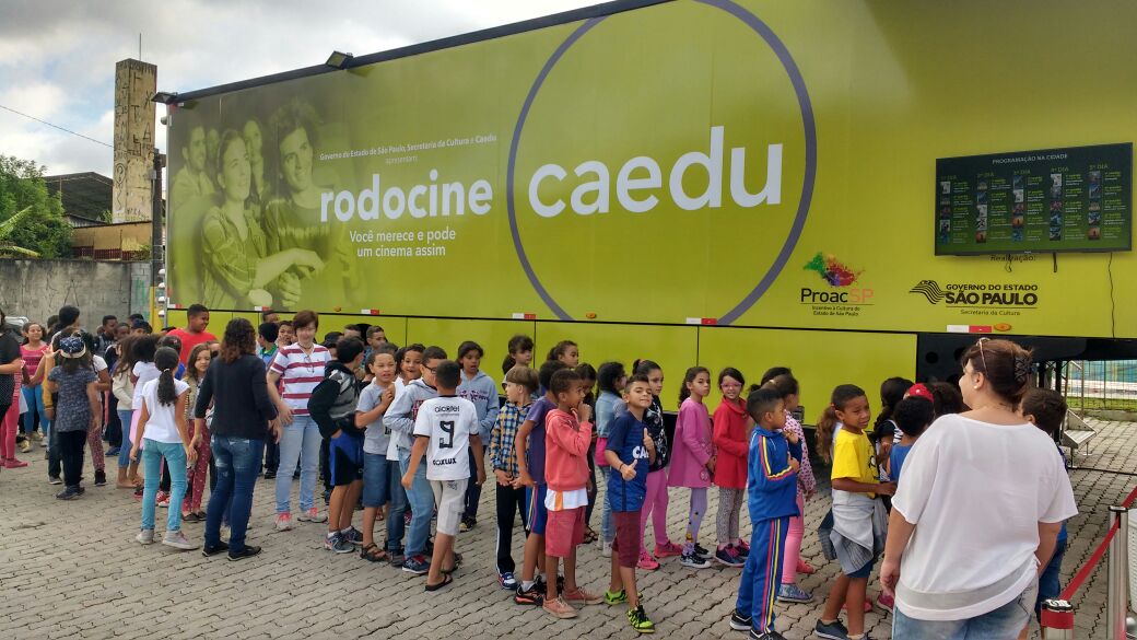     Moradores comparecem a exibição de filme do Rodocine; programa passa Cruzeiro e Pinda em dezembro (Reprodução)