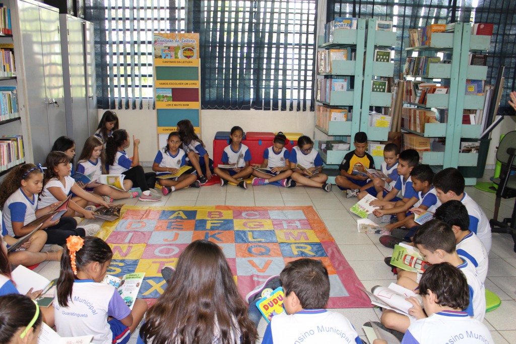 Crianças de escola da rede pública de Guaratinguetá durante roda de leitura; parceria com Instituto Ayrton Senna garante novos títulos (Foto: Juliana Aguilera)