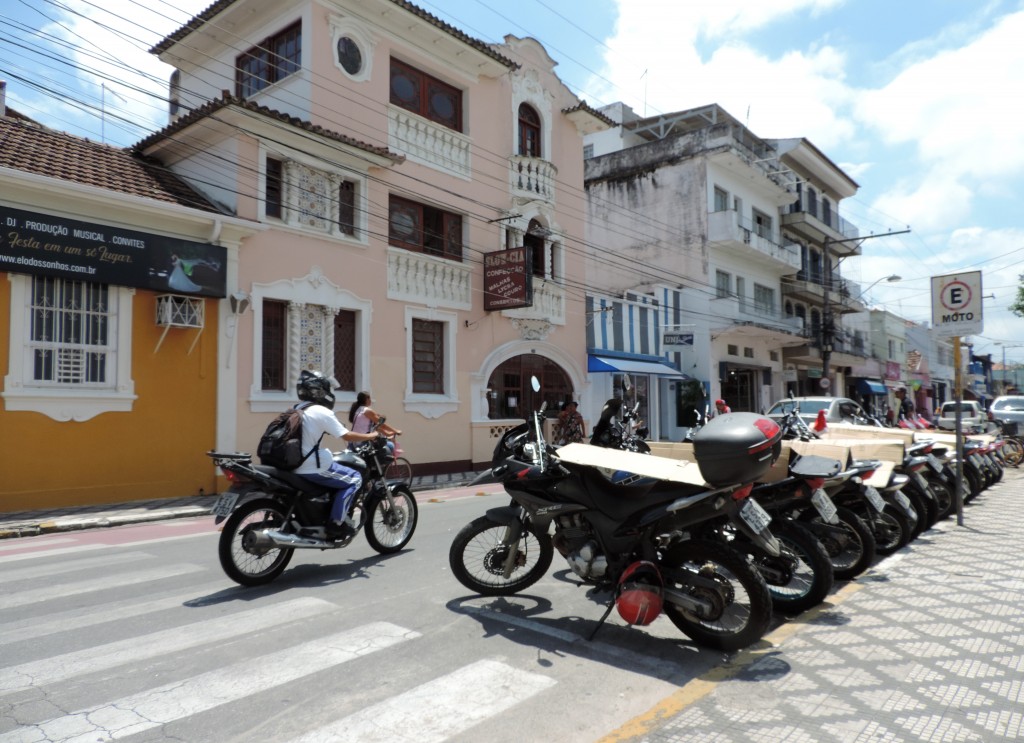 Motos estacionadas no Centro da cidade; motoqueiros pedem por regularização do serviço de mototáxi (Foto: Rafaela Lourenço)