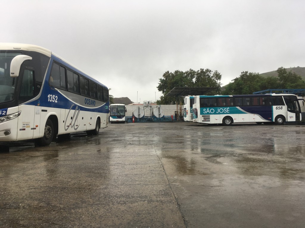 Ônibus das empresas São José e Oceano, responsáveis pelo transporte público em Guará; empresária aponta falhas na licitação (Foto: Leandro Oliveira)