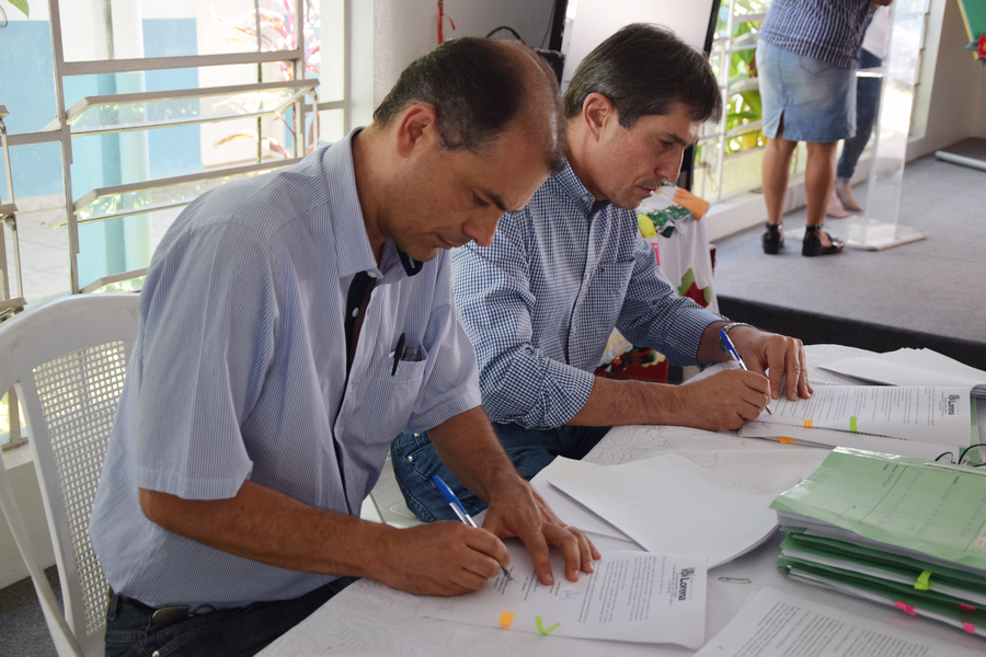 O prefeito Fábio Marcondes (ao fundo) participa de assinatura de convênio com entidades assistenciais (Foto: Divulgação PML)