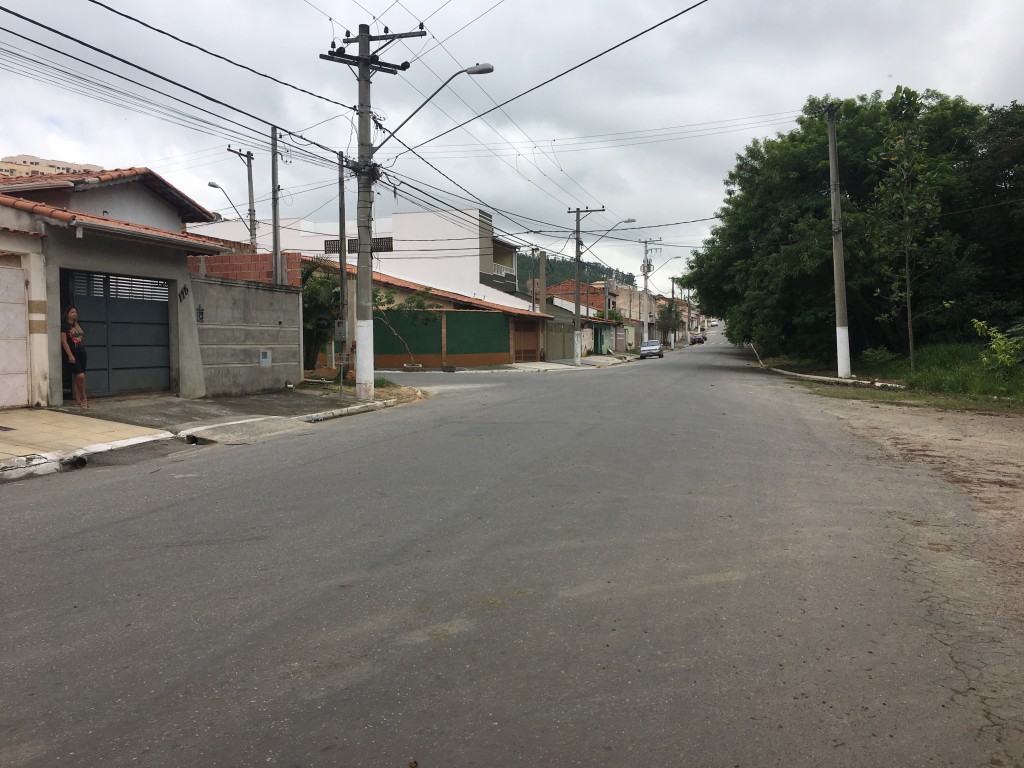 Ruas do bairro Jardim da Fonte, em Cachoeira, onde moradores se uniram para reforçar estrutura em sistema de segurança por câmeras (Foto: Jéssica Dias)