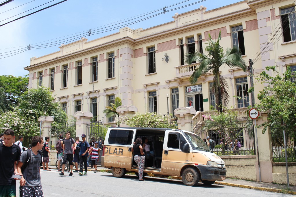 A saída de alunos da escola estadual Conselheiro Rodrigues Alves, em Guaratinguetá; de acordo com dados do MEC, cidade teve índice baixo (Foto: Juliana Aguilera)