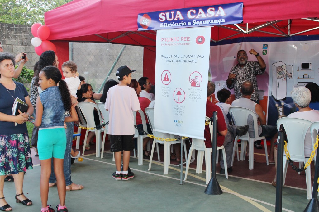 Atividade em bairro de Guaratinguetá abordou medidas que podem levar à redução de consumo (Foto: Juliana Aguilera)