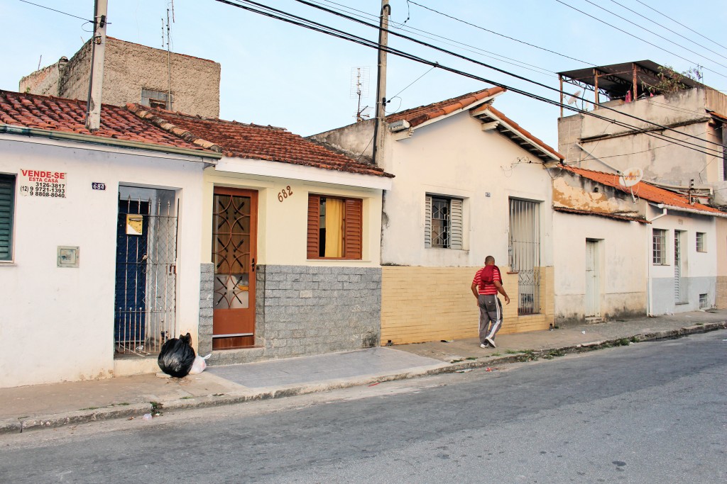 Rua na região central de Guará; aprovação de alta de 1% no ITBI gerou polêmica (Foto: Leandro Oliveira)