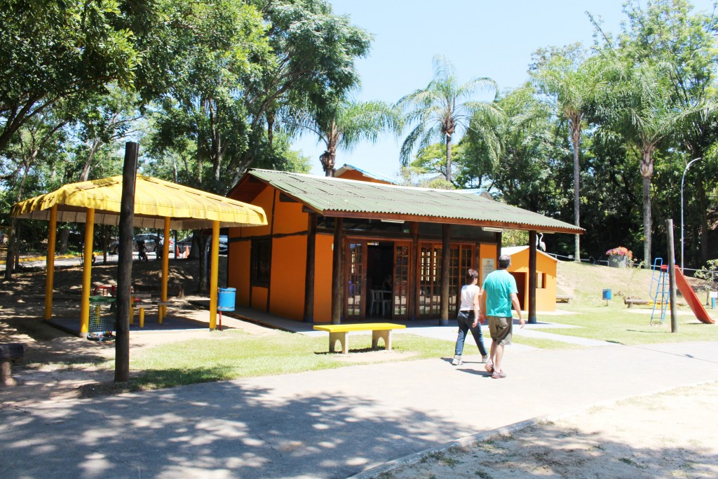 Casal passeia pelo Parque, revitalizado, em Guará; Prefeitura projeta novas atividades para espaços (Foto: Juliana Aguilera)