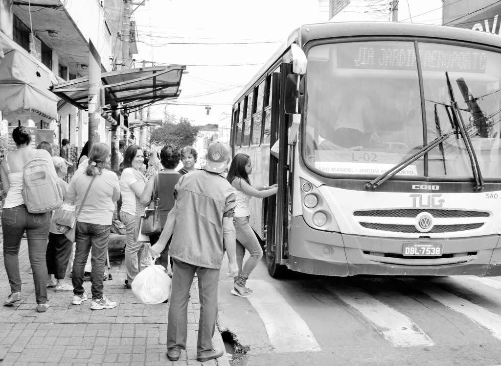 Ônibus do TUG segue em direção da rodoviária; licitação aberta (Foto: Arquivo Atos)