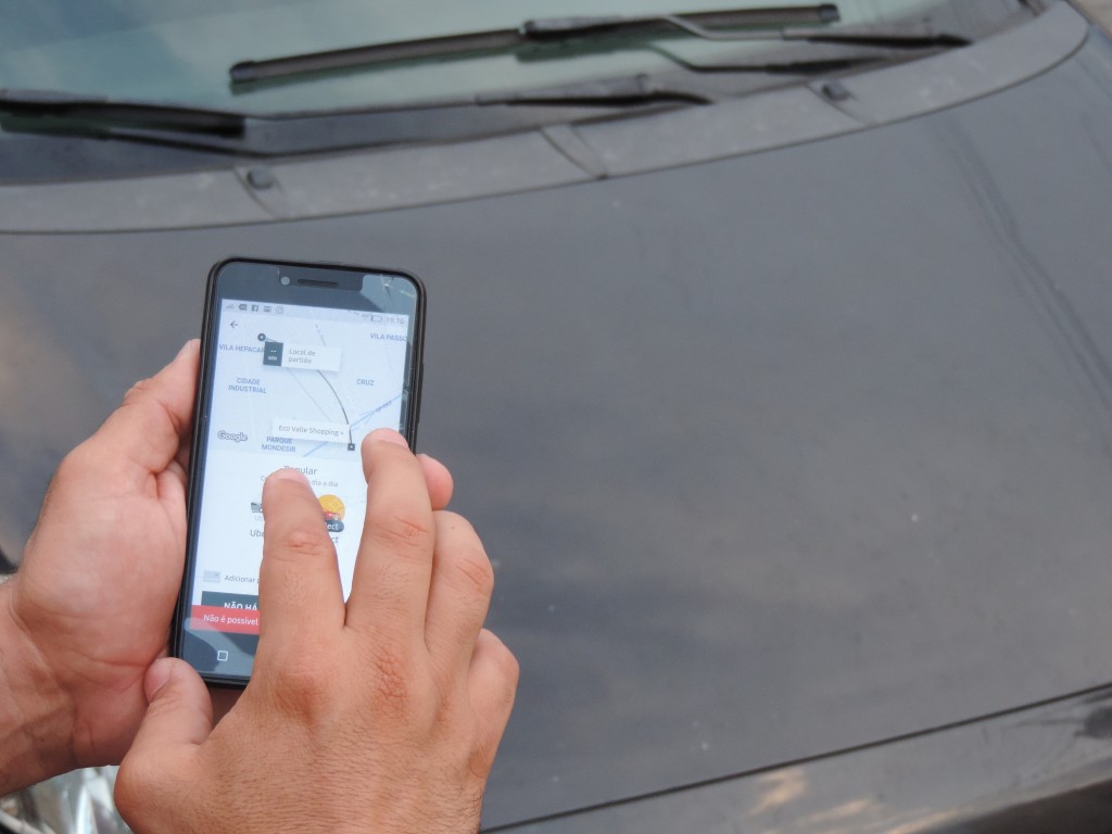 O uso do aplicativo Uber, já disponível nas ruas de Lorena, que passa por processo de regulamentação (Foto: Rafaela Lourenço)