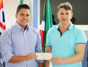 O presidente Magrão e o prefeito Isael posam na entrega de cheque (Foto: Divulgação CMP)