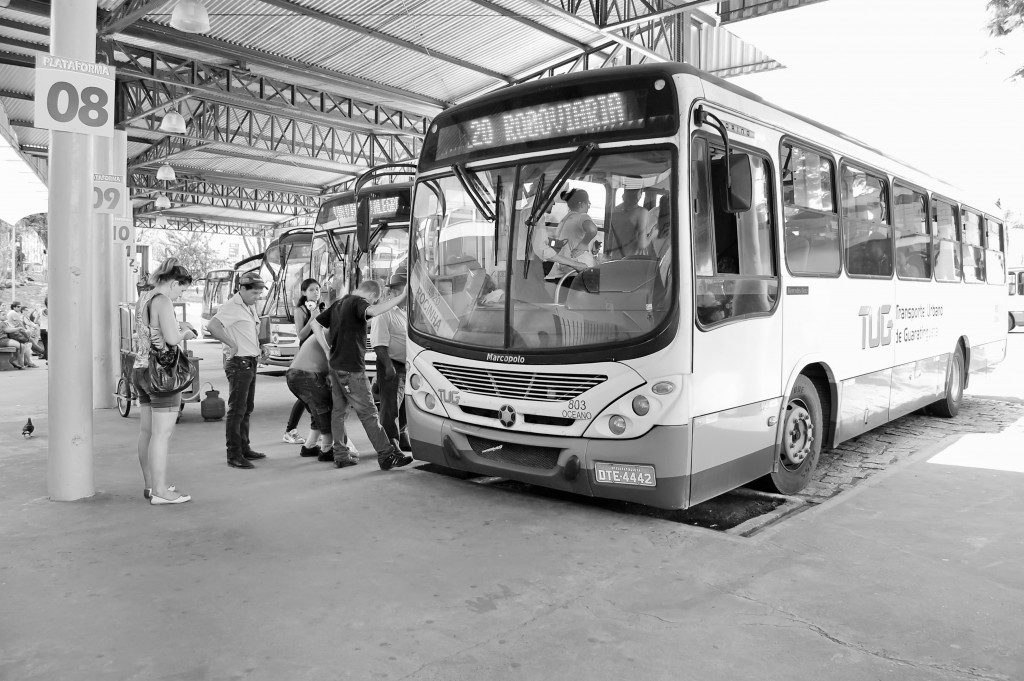 Ônibus do TUG circula por Guaratinguetá a caminho da rodoviária; licitação terá avaliação de suspensão (Foto: Leandro Oliveira)