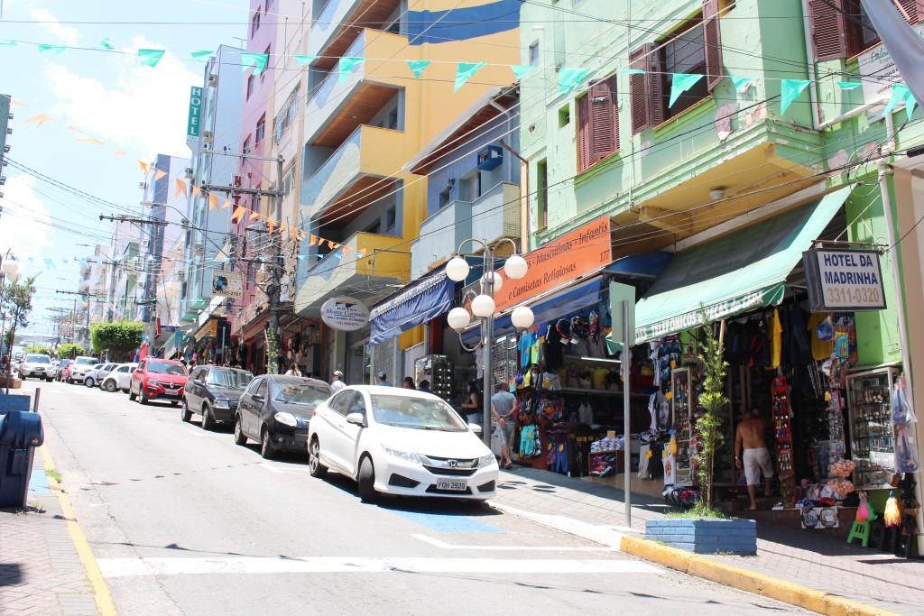 Rua central de Aparecida, cidade que estipulou aumento de 4,5% na cobrança do IPTU para este ano (Foto: Juliana Aguilera)