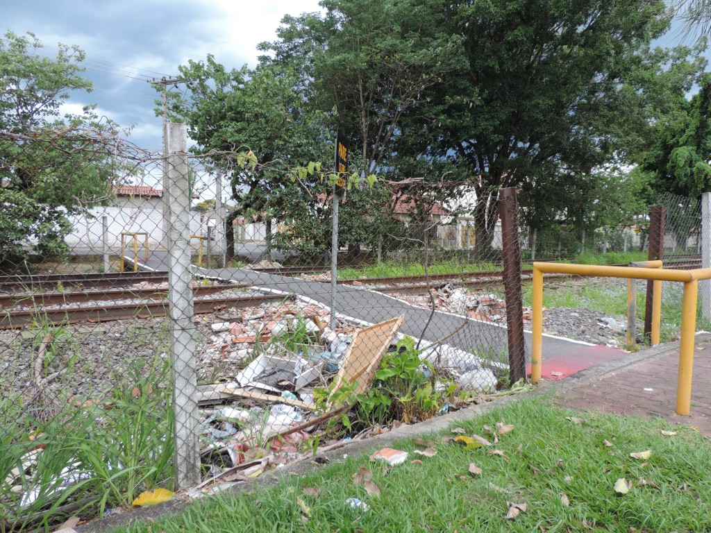 Passagem da linha férrea, na Vila Geny; acúmulo de entulho e condições de canaleta preocupam (Foto: Rafaela Lourenço)