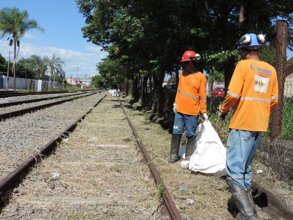 Funcionários durante o trabalho de limpeza da linha férrea na última segunda-feira (28). Foto: Rafaela Lourenço