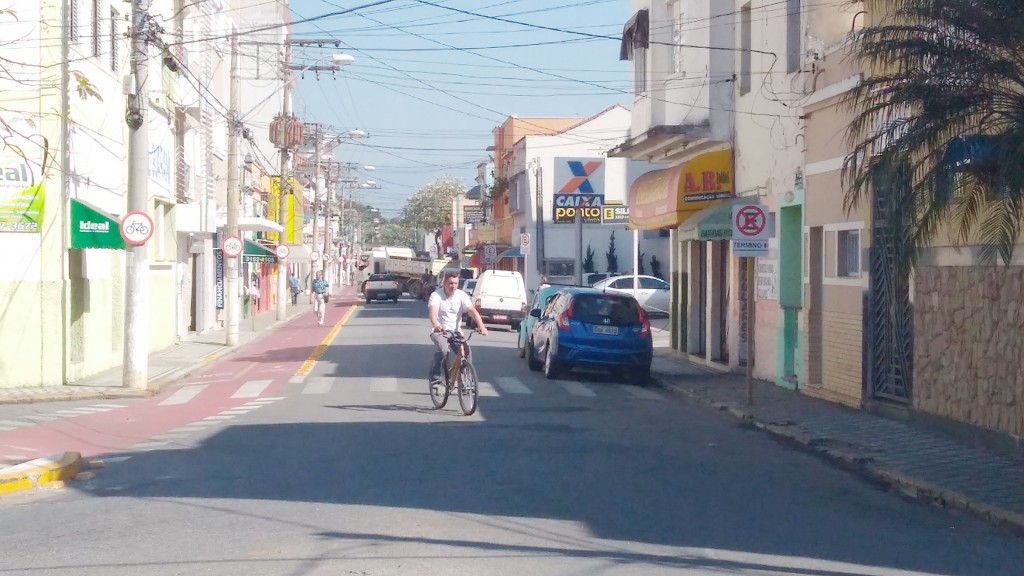 Rua Major Oliveira Borges no Centro de Lorena; Lorena iguala Pinda e oferece 10% de desconto no IPTU (Foto: Arquivo Atos)