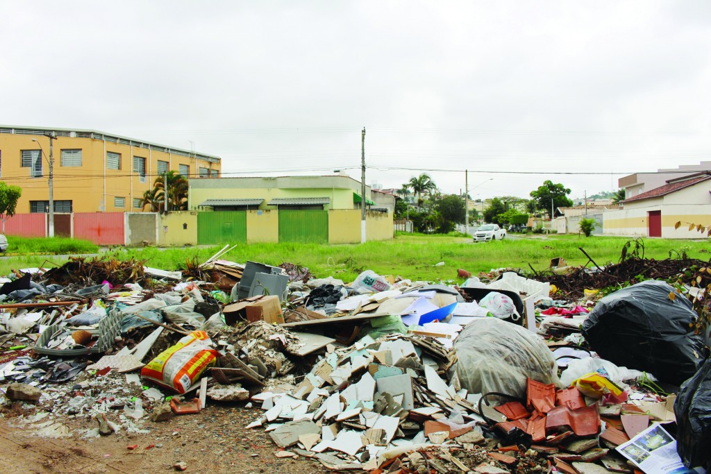 Lixo acumulado em bairro de Guaratinguetá; SAEG pede aumento de tarifa para coleta seletiva na cidade (Foto: Juliana Aguilera)