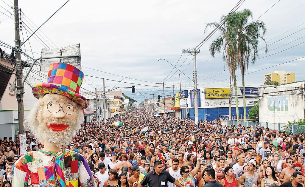 O Carnaval de 2018 em Pindamonhangaba; Prefeitura abre vagas para ambulantes interessados em 2019 (Foto: Reprodução PMP)