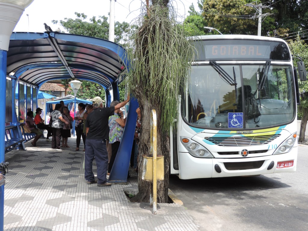Embarque em ônibus do Viva Pinda; contrato prorrogado em um ano (Foto: Arquivo Atos)