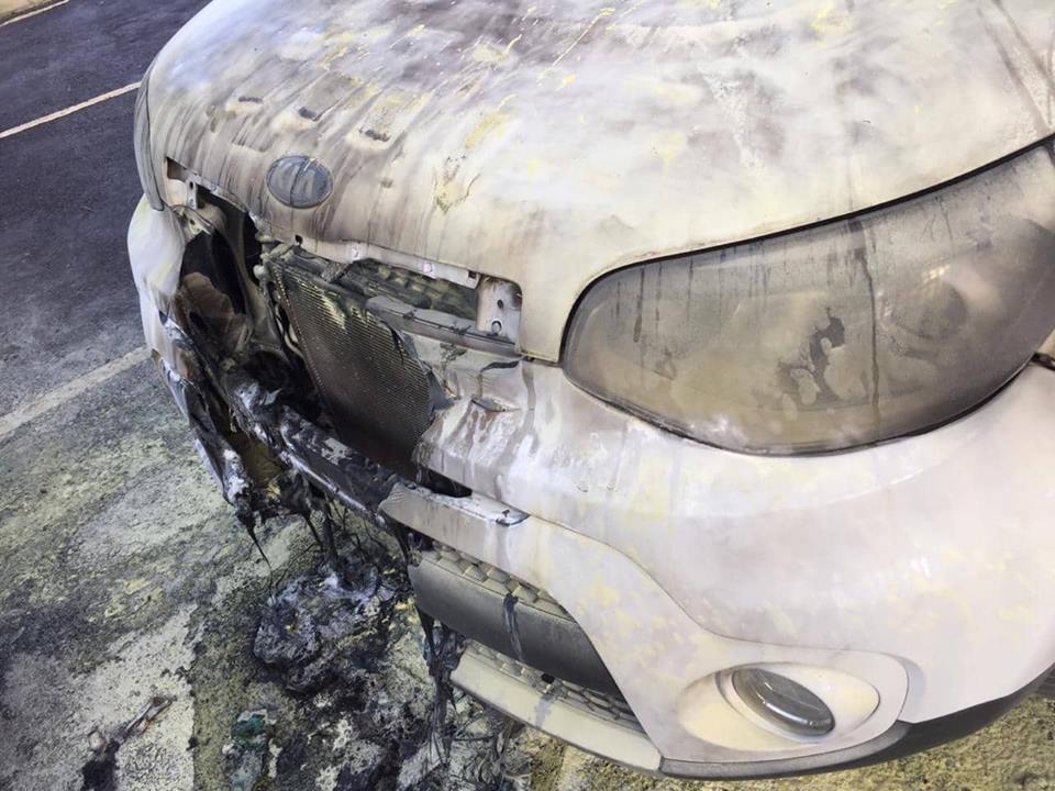 A frente do carro da prefeita, destruída em atentado nesta semana (Foto: Colaboração)