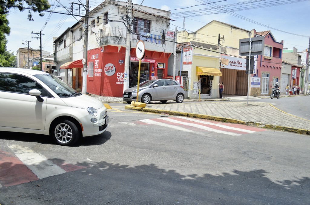 Cruzamento de avenidas em Guaratinguetá; Prefeitura recebe série de pedidos de rigor na fiscalização para impedir imprudência do trânsito (Foto: Arquivo Atos)