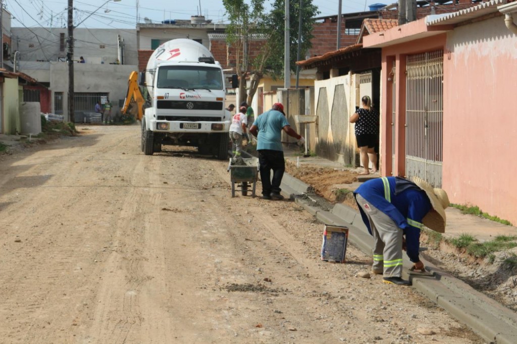 Trabalho de pavimentação no bairro Jardim do Vale 1; cidade amplia área de ruas recuperadas desde 2017 (Foto: Divulgação PMG)