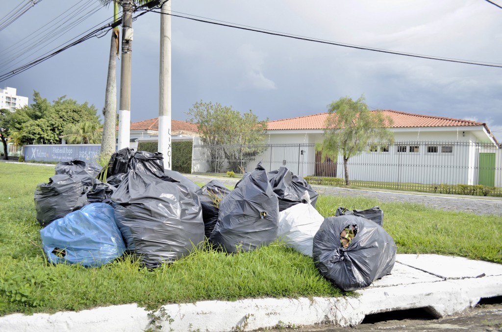 Lixo em terreno baldio aguarda coleta em Guaratinguetá; serviço pode ser paralisado por falta de recebimento das cestas básicas dos funcionários (Foto: Arquivo Atos)