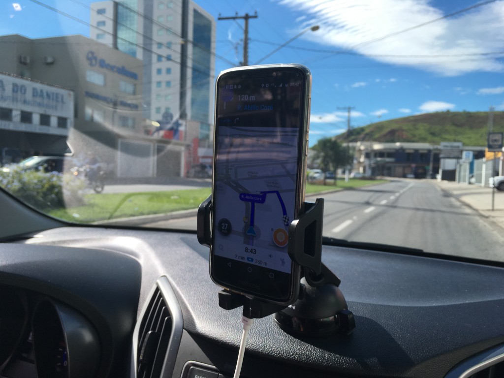 Aparelho de celular com aplicativo, utilizado por motorista de Uber  (Foto: Leandro Oliveira)
